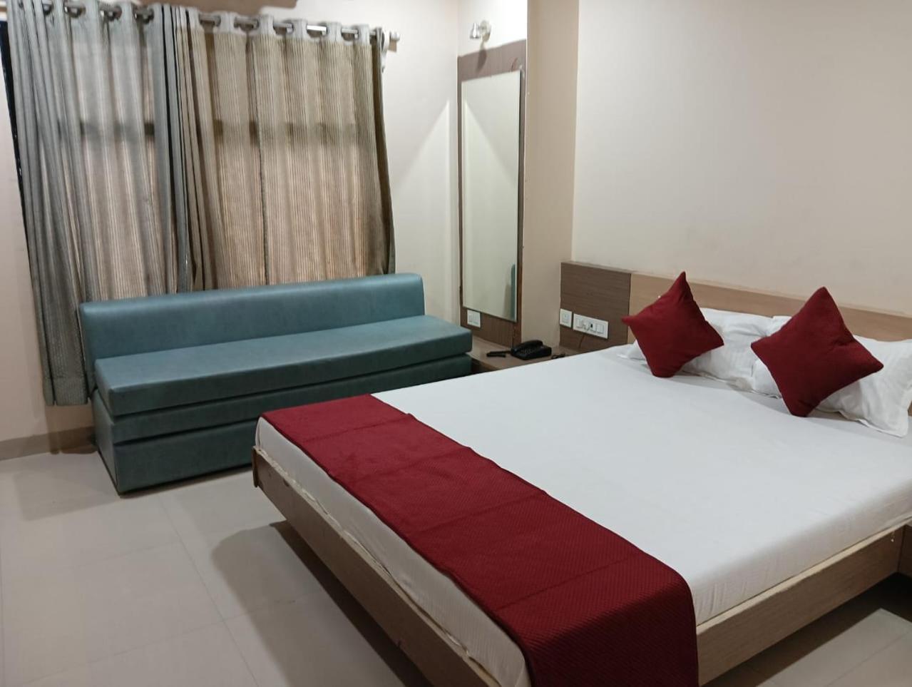 Hotel Tirupati Palace Indore Eksteriør billede
