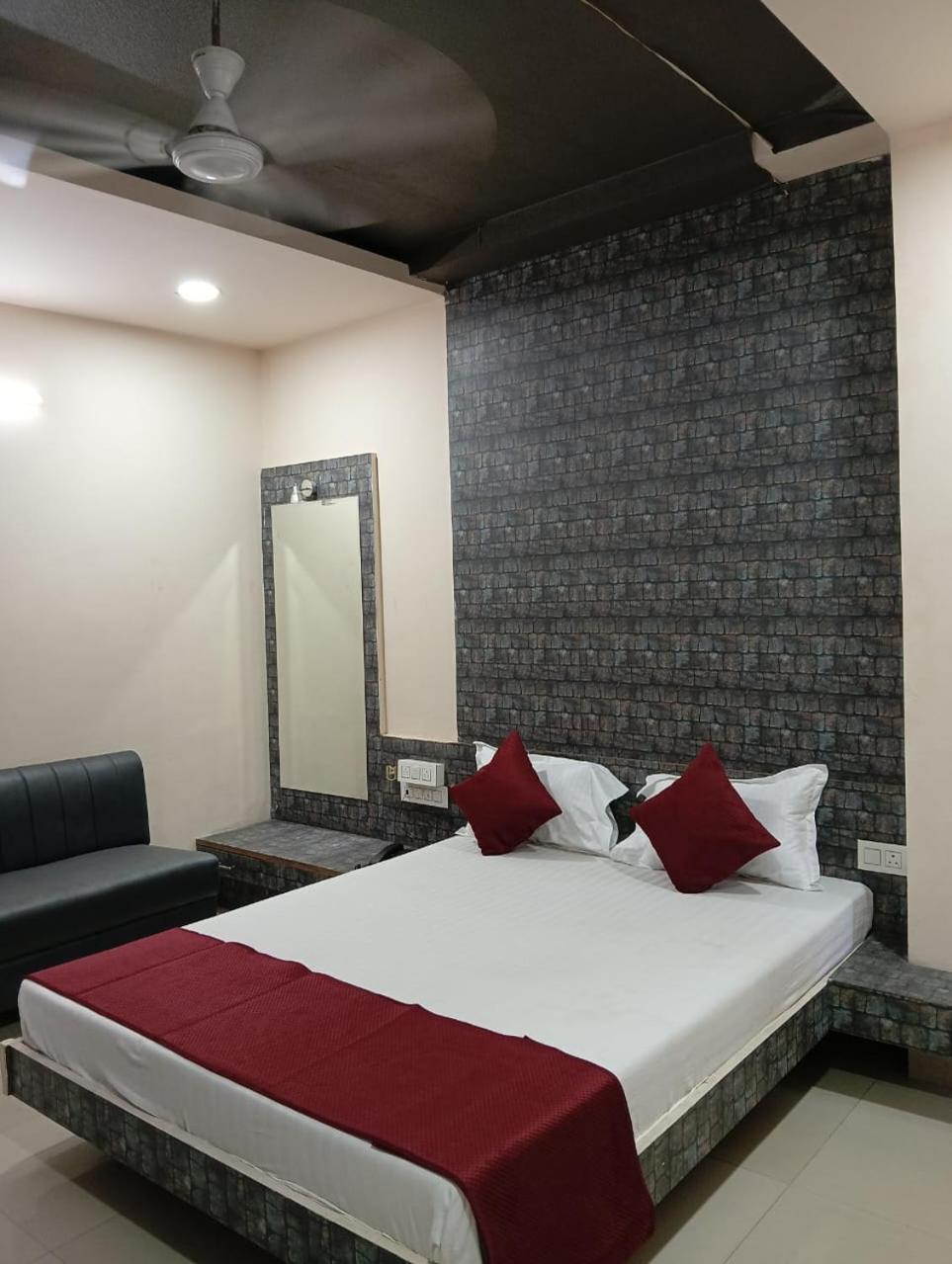 Hotel Tirupati Palace Indore Eksteriør billede